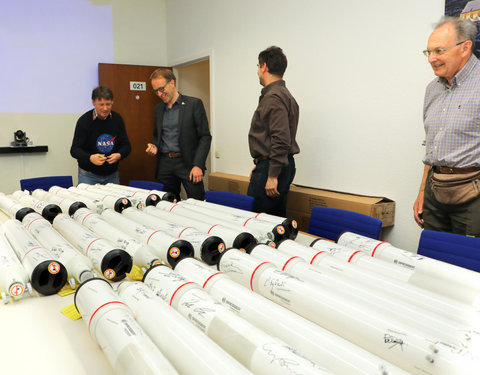Rector UGent signeert telescopen voor het project 'Sterren Schitteren voor Iedereen'