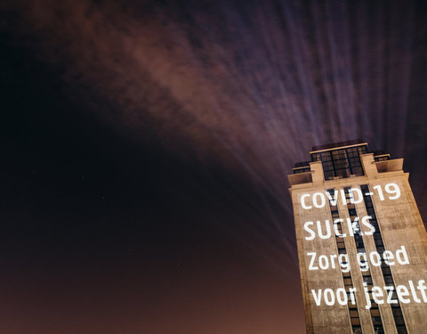 Corona projectie op Boekentoren, slogan 3