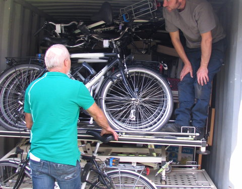 25 oude fietsen van de Dienst Werk van de Stad Gent worden overgedragen aan de vzw KICORA uit Tanzania, met de logistieke steun 