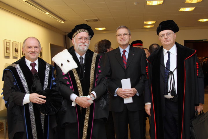 Uitreiking institutioneel eredoctoraat aan Nederlandse criminoloog en hoogleraar-31587