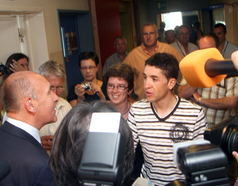 Spaanse wielrenner Carlos Sastre, tourwinnaar 2008, schenkt cheque aan Kinderkankerfonds en bezoekt UZ Gent-32266
