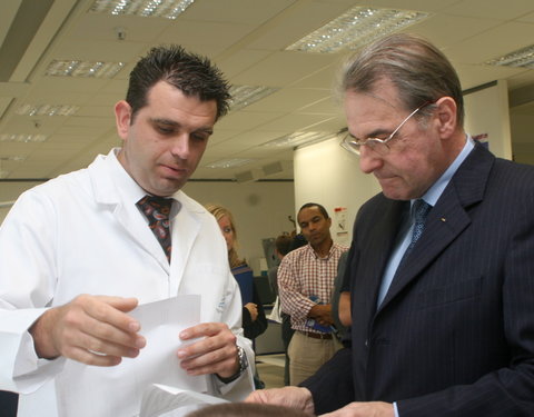 Bezoek van dr Jacques Rogge aan dopingcontrolelabo-34132