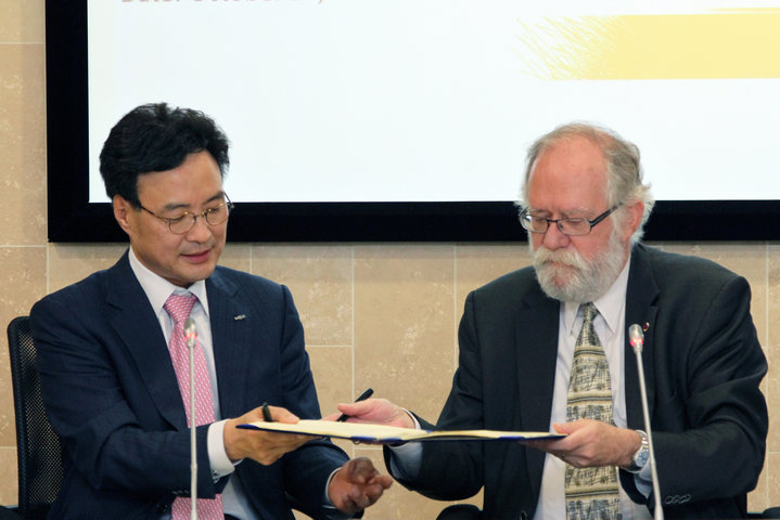 Ondertekening financieel akkoord tussen UGent en Koreaanse partners i.v.m. branch campus in Incheon (Zuid-Korea)-3933