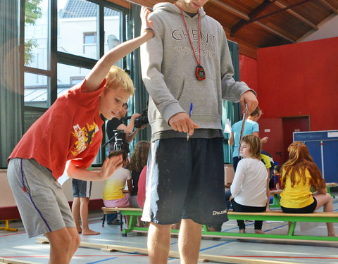 In basisschool De Boomgaard testen studenten LO kinderen in het kader van het Vlaams SportKompas-45570