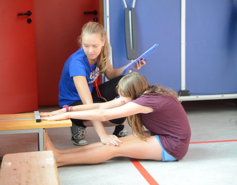 In basisschool De Boomgaard testen studenten LO kinderen in het kader van het Vlaams SportKompas-45573
