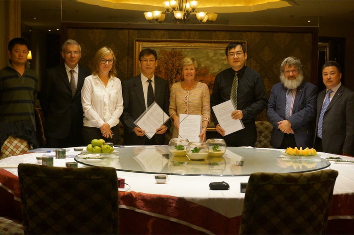 Ondertekening in Beijing van tripartite Memory of Understanding tussen Xinjiang Institute of Ecology and Geography (XIEG, Chines