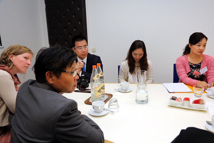 Ontvangst delegatie Vietnamese ministerie van Industrie en Handel-55660
