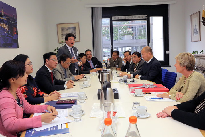 Ontvangst delegatie Vietnamese ministerie van Industrie en Handel-55666