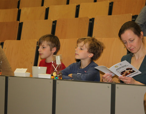 Kinderuniversiteit 'Groeit chocolade aan de bomen?'-5961