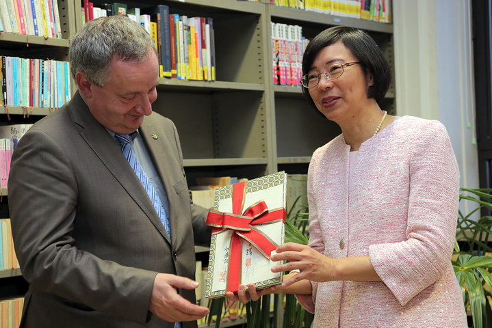 Opening Taiwan Resource Center for Chinese Studies in de vakgroepbibliotheek Sinologie-60044