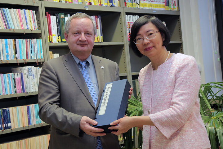 Opening Taiwan Resource Center for Chinese Studies in de vakgroepbibliotheek Sinologie-60045