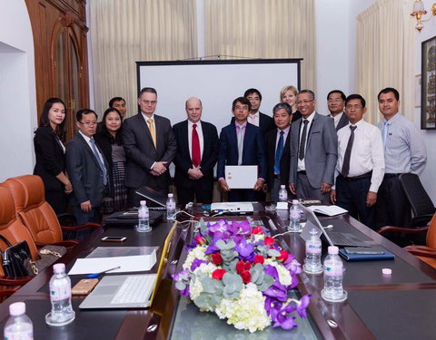 Ondertekening valorisatiecontract over Bijlokebier met Daun Penh Food & Beverage Co. (Cambodja)-60587