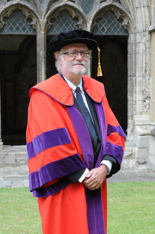 Rector Paul Van Cauwenberge ontvangt eredoctoraat van University of Kent-6505
