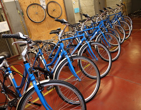 Bestickering nieuwe dienstfietsen in fietsherstelplaats Blandijnberg