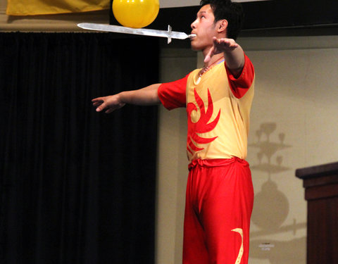 Optreden van Chinese acrobaten n.a.v. viering twintigjarig bestaan zusterrelatie tussen de provincie Oost-Vlaanderen en de Chine