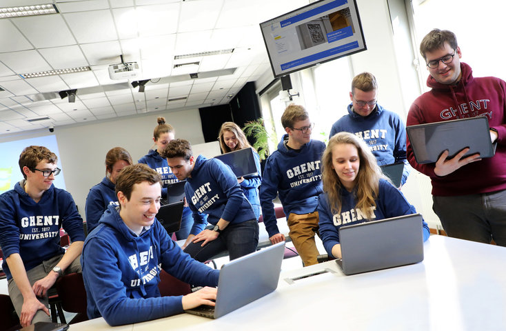 Test door studenten van proefopstellingen nieuwe leeromgeving (Minerva)