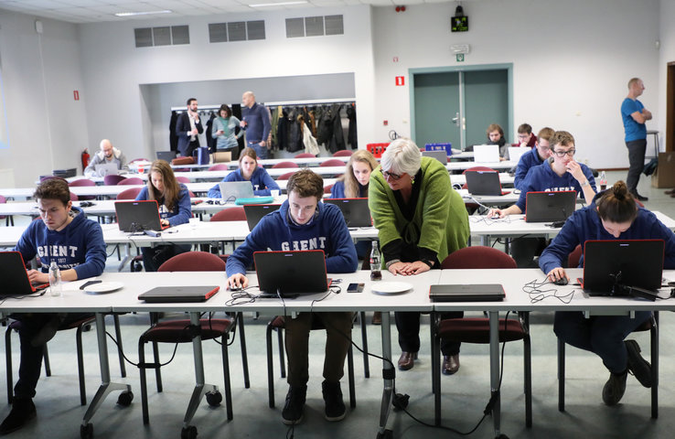 Test door studenten van proefopstellingen nieuwe leeromgeving (Minerva)