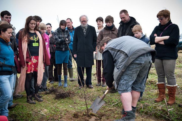 Aanplanten van laatste bomen van het eerste UGent-bos, een initiatief van het UGent1010-team (studentenorganisatie die de ecolog