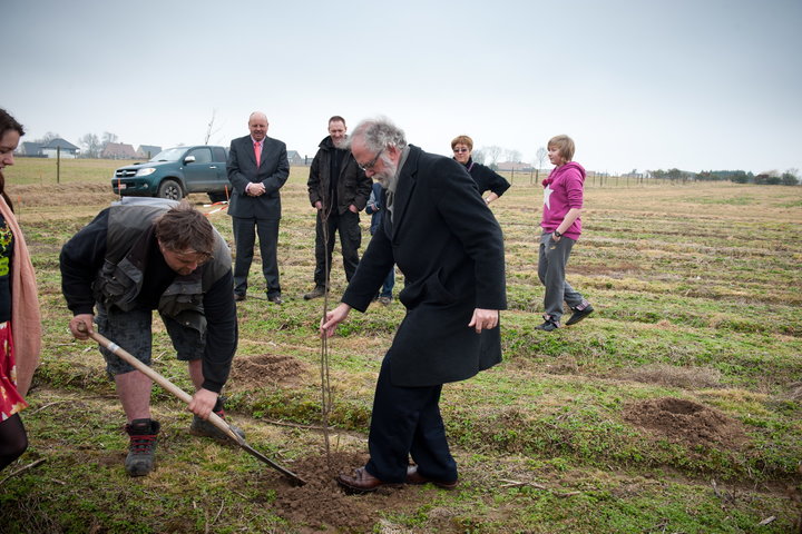 Aanplanten van laatste bomen van het eerste UGent-bos, een initiatief van het UGent1010-team (studentenorganisatie die de ecolog