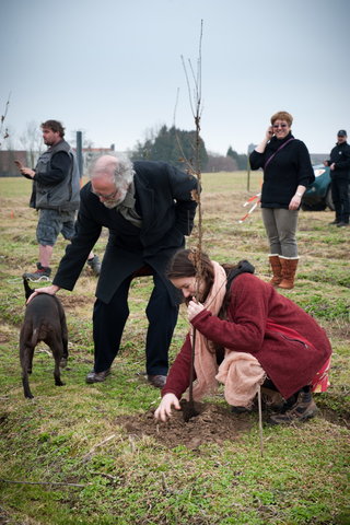 Aanplanten van laatste bomen van het eerste UGent-bos, een initiatief van het UGent1010-team (studentenorganisatie die de ecolog