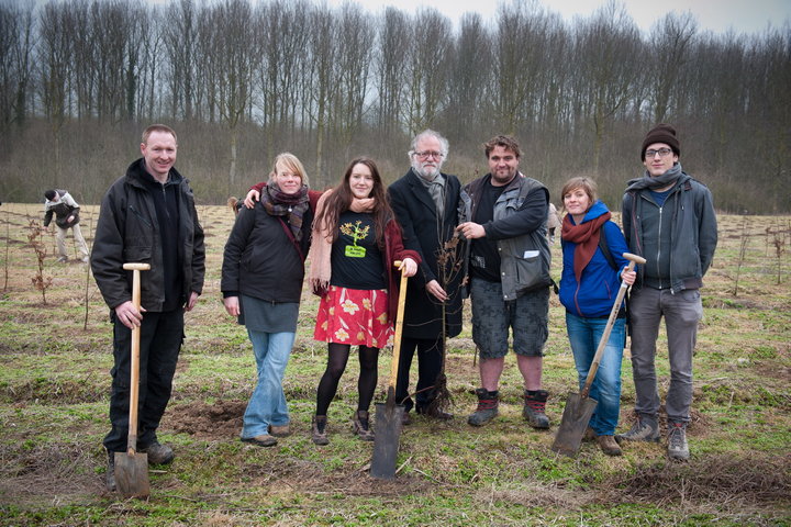 Aanplanten van laatste bomen van het eerste UGent-bos, een initiatief van het UGent1010-team (studentenorganisatie die de ecolog