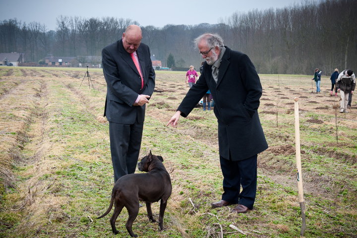 Aanplanten van laatste bomen van het eerste UGent-bos, een initiatief van het UGent1010-team (studentenorganisatie die de ecolog