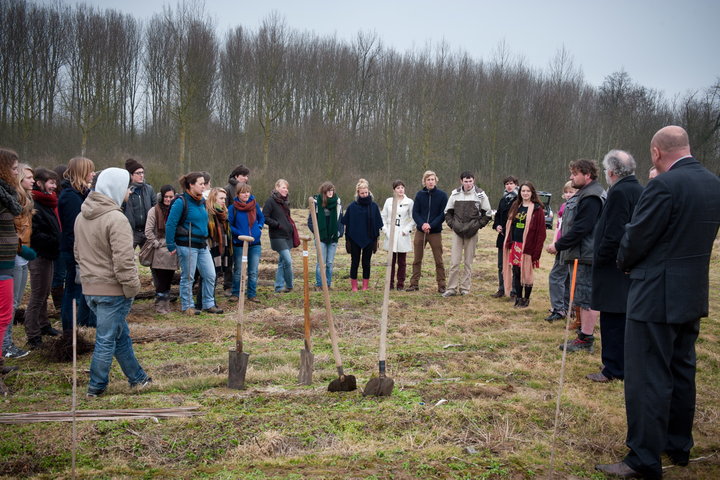 Aanplanten van laatste bomen van het eerste UGent-bos, een initiatief van het UGent1010-team (studentenorganisatie die de ecolog