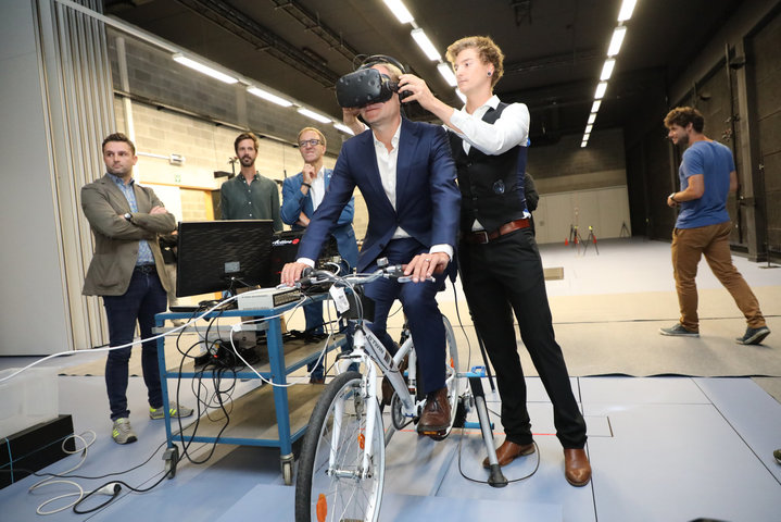 Voorstelling virtual reality applicatie die gevaarherkenning meet bij jonge fietsers